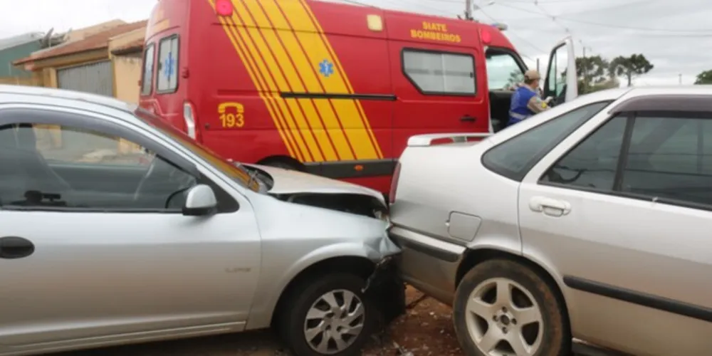 Um acidente na manhã deste sábado (09) entre as ruas Carlos de Carvalho e Vieira Fazenda, na Vila São Francisco, em Uvaranas, mobilizou equipes da PM e do Siate