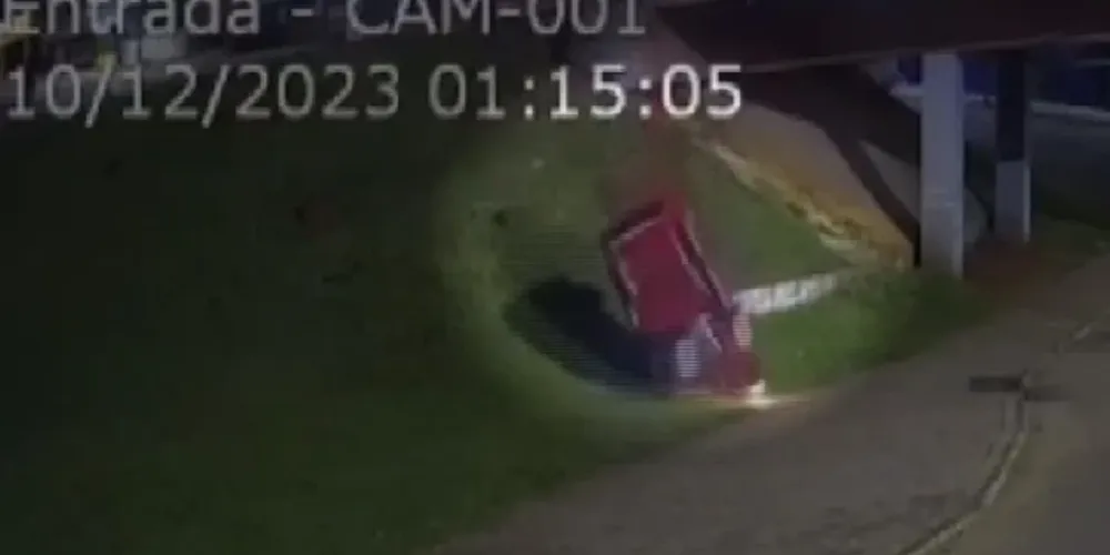 Imagem ilustrativa da imagem Motorista perde o controle e cai de viaduto em Telêmaco