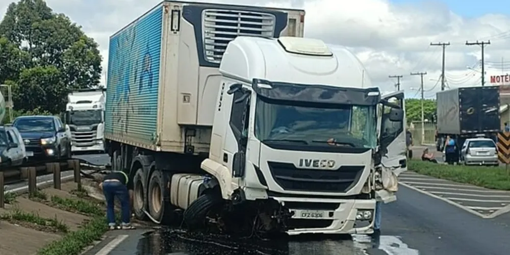 Veículo acabou atravessando o canteiro central