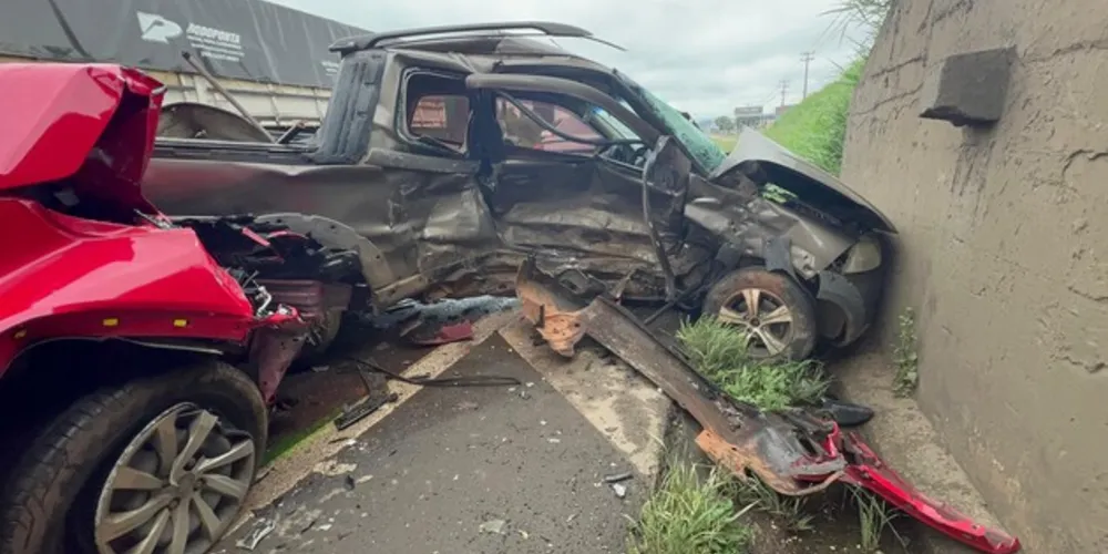 Grave colisão aconteceu entre dois veículos Fiat Strada