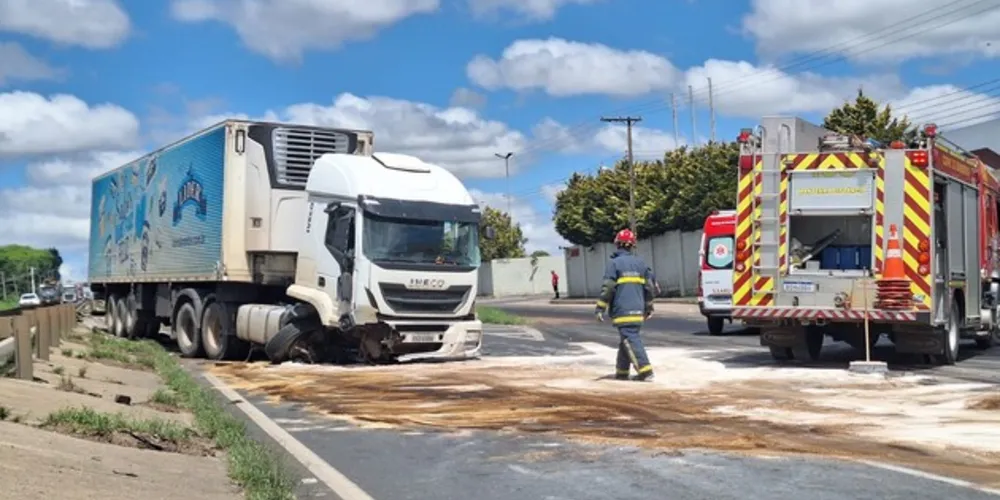 Um caminhão acabou atravessando o guard rail e ocasionando os acidente