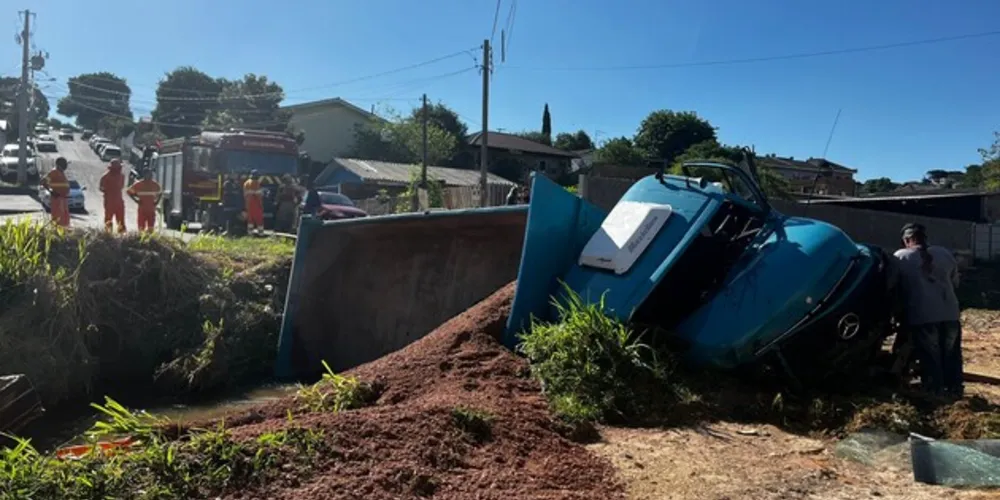 Veículo estava carregado com terra, na hora do acidente