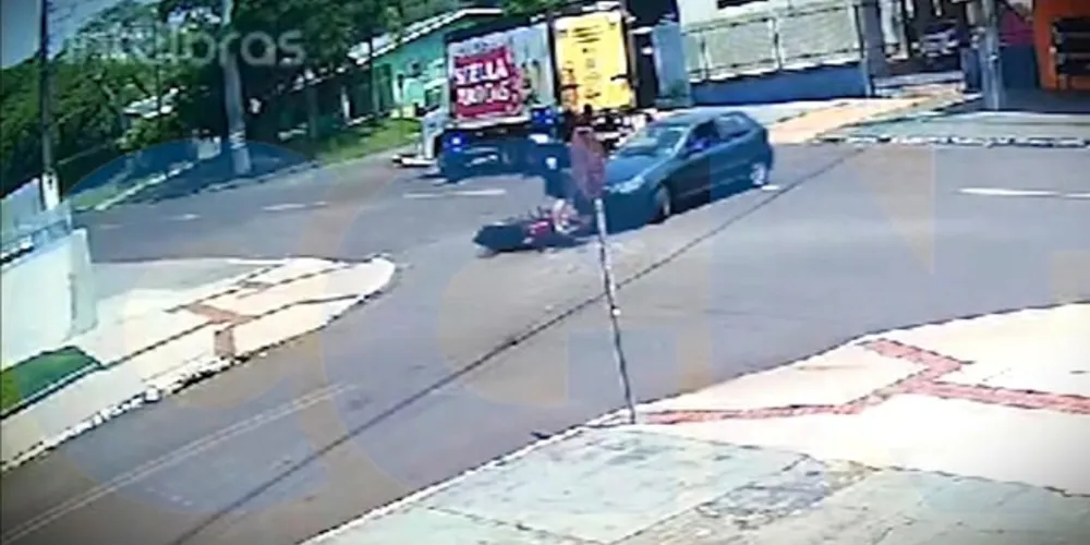 Acidente de trânsito foi flagrado por câmera de segurança