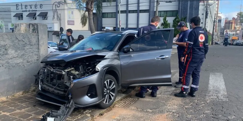 Um dos veículos ficou com a parte da frente destruída