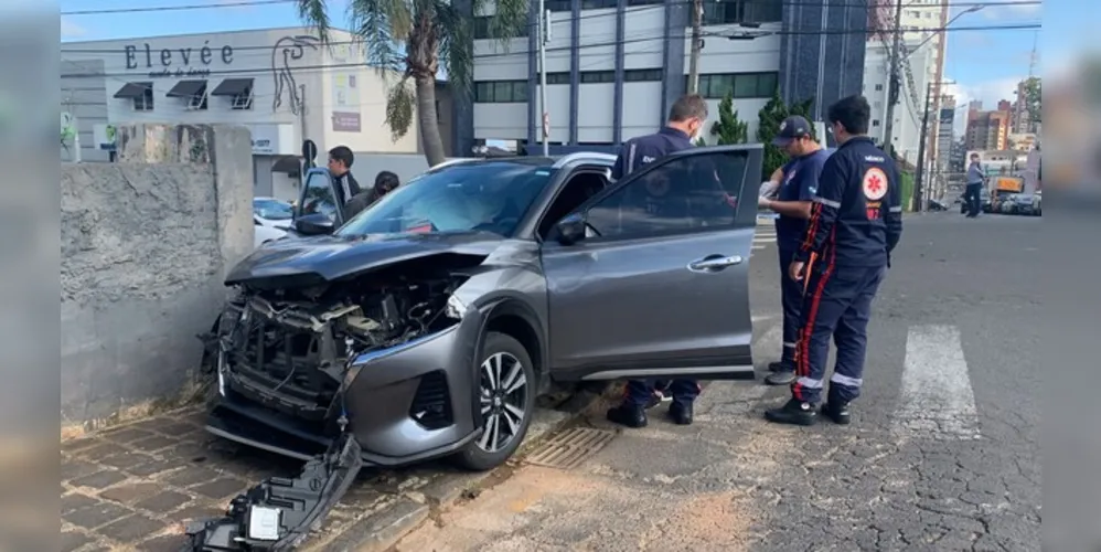 Um dos veículos ficou com a parte da frente destruída