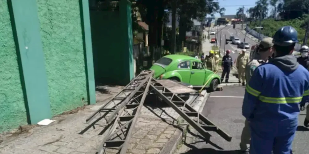 Vítima foi atropelada pelo próprio veículo, segundo os Bombeiros