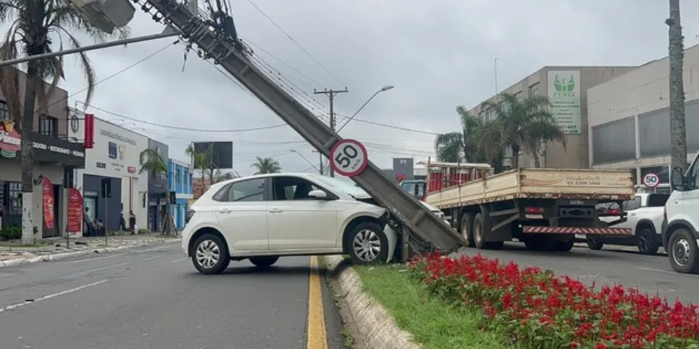 Poste de energia elétrica quase caiu com a colisão