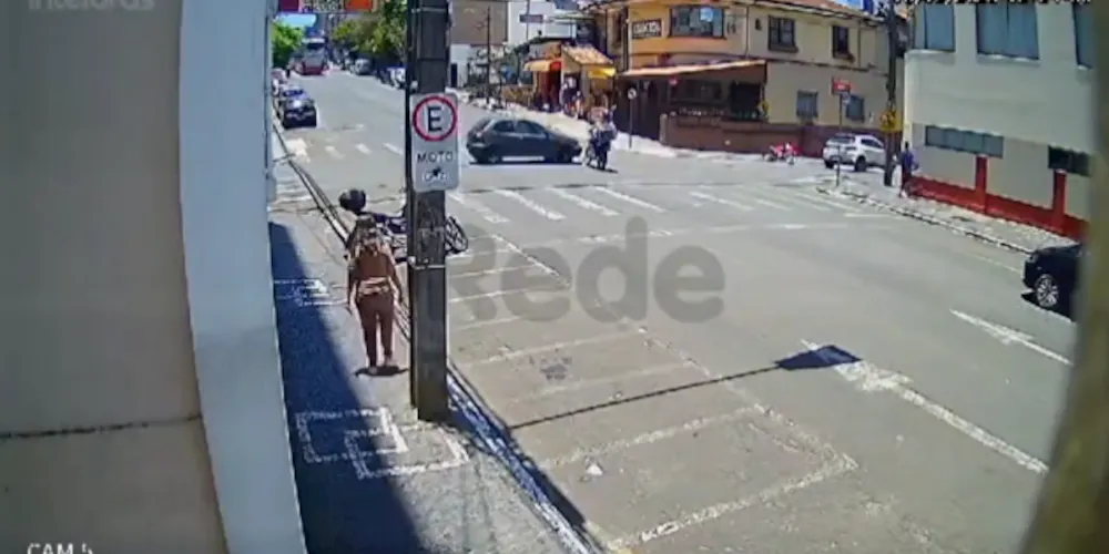 Câmera de segurança flagrou o acidente de trânsito