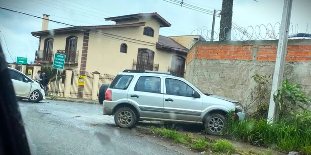 Ambos veículos ficaram danificados na parte da frente