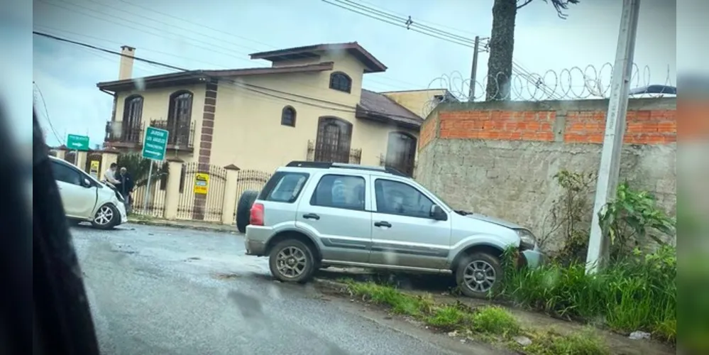 Ambos veículos ficaram danificados na parte da frente