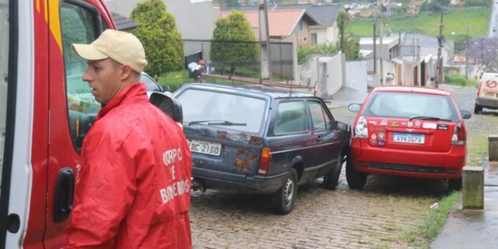 Dois veículos colidiram na rua Capitão Bendito Lopes de Bragança