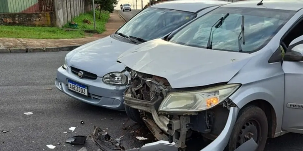 Um dos carros ficou com a sua frente destruída