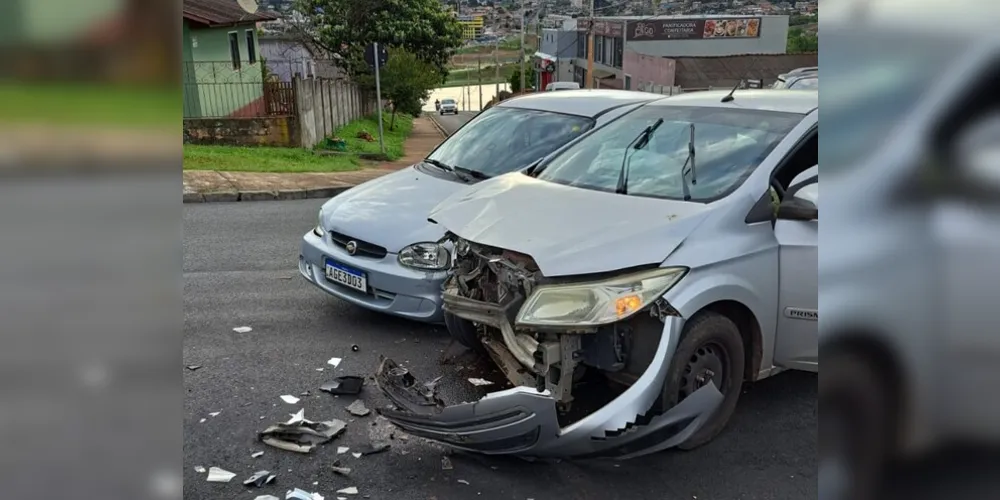 Um dos carros ficou com a sua frente destruída