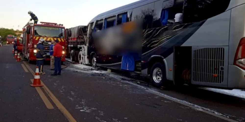 Ônibus colidiu contra um caminhão, na BR-369, nesta quarta-feira (11)