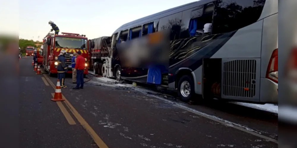 Ônibus colidiu contra um caminhão, na BR-369, nesta quarta-feira (11)