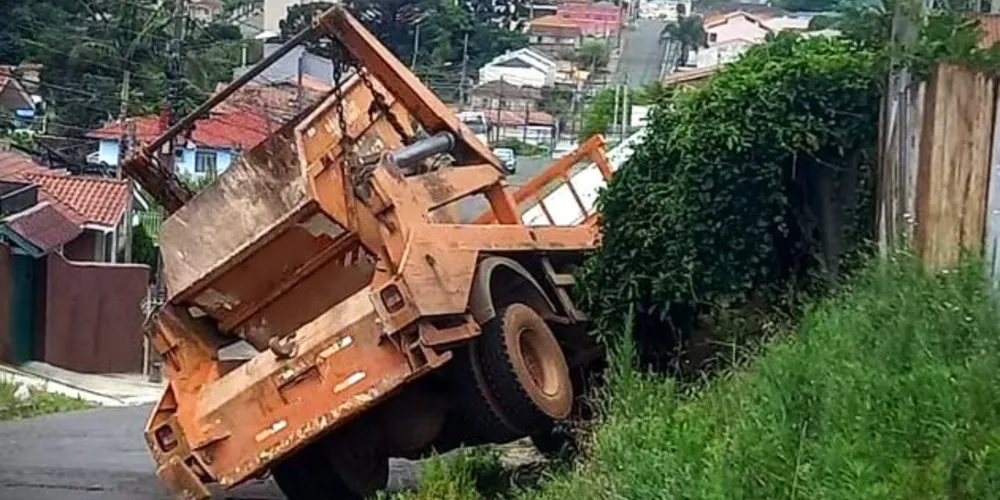 Veículo quase tombou, após o acidente de trânsito