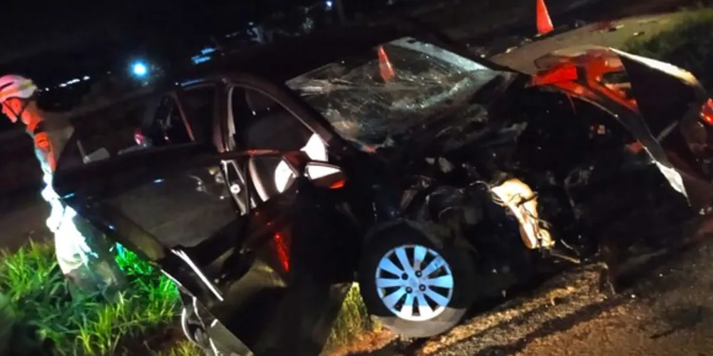 Carro Hyundai HB20 colidiu contra uma van da 'Saúde, de Jaguariaíva