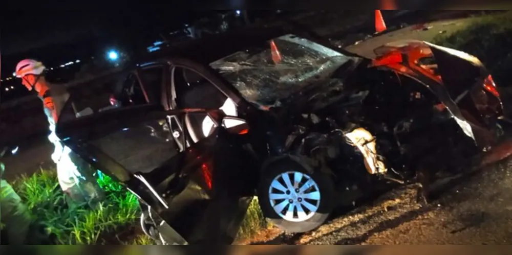 Carro Hyundai HB20 colidiu contra uma van da 'Saúde, de Jaguariaíva