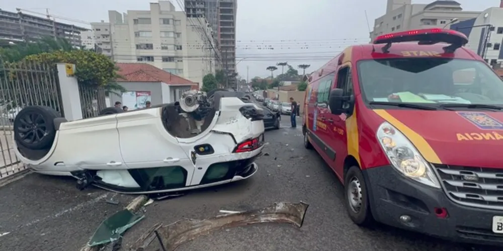Land Rover capotou após colidir contra um Peugeot