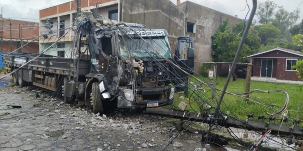 Acidente aconteceu na manhã desta quarta-feira (4)