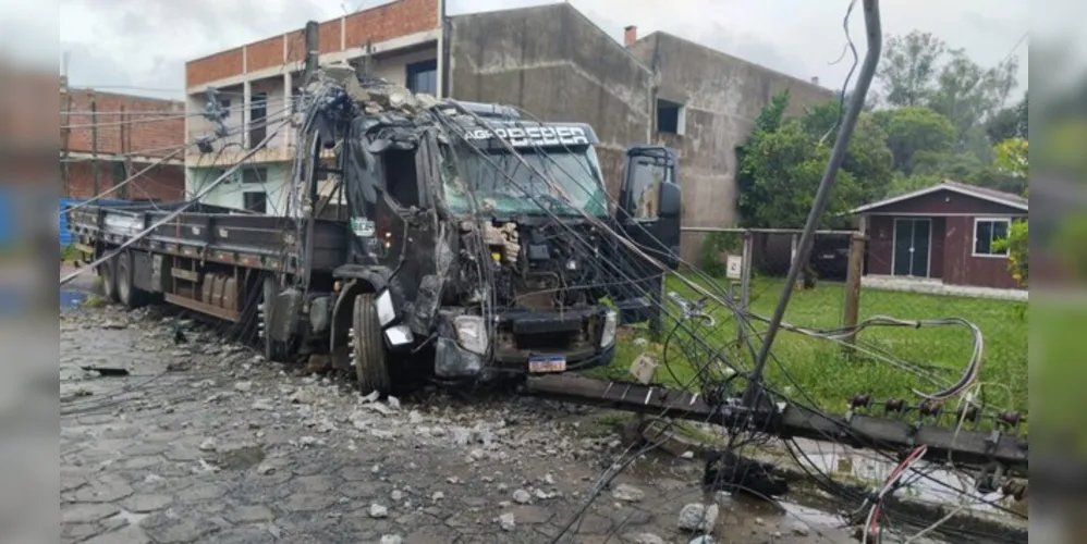 Acidente aconteceu na manhã desta quarta-feira (4)