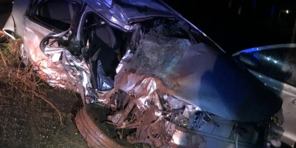 Veículo com placas de São Paulo ficou destruído após o capotamento