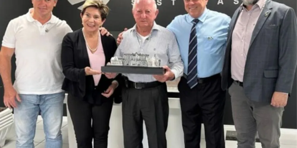 Prefeita de Ponta Grossa e lideranças fizeram a entrega do reconhecimento