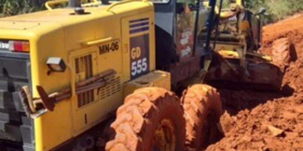 Máquina a ser utilizada em reparos na estrada do Alagados teria encalhado nesta segunda
