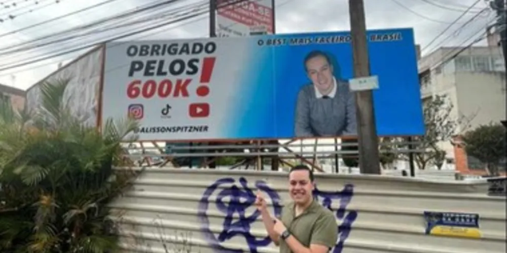 Banner para o influencer foi colocado na região de Olarias, em Ponta Grossa