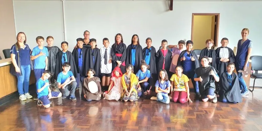 O júri popular, composto por estudantes da Escola Municipal Carlos Ribeiro de Macedo, foi realizado no Tribunal do Júri do Fórum Municipal