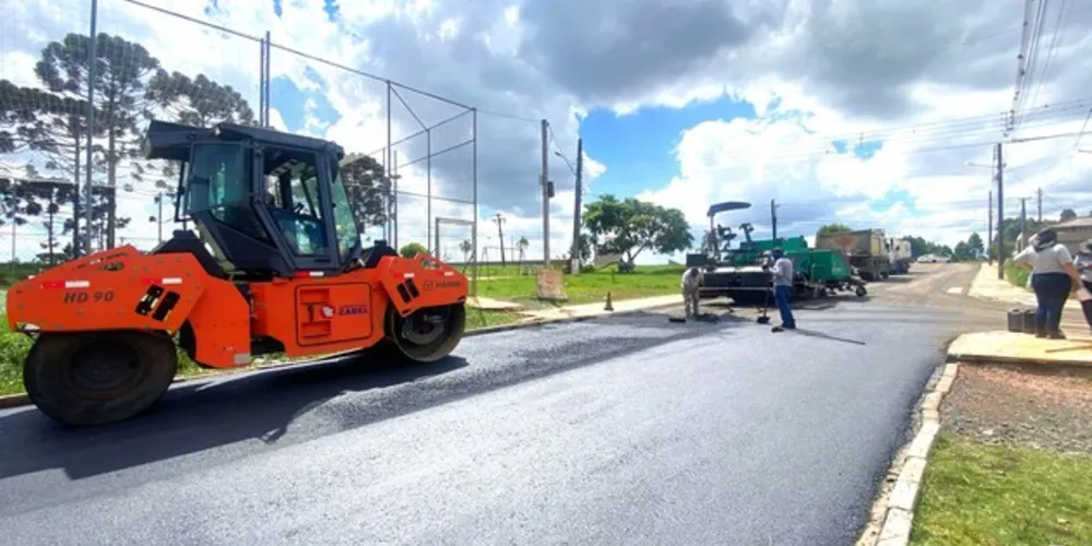 Nesta semana as equipes iniciaram a aplicação de capa asfáltica na Rua Jacarandá
