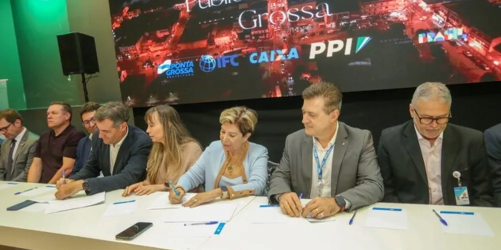 O Conservatório Maestro Paulino foi o palco da assinatura que representou a primeira Parceria Público-Privada (PPP) realizada pela Prefeitura