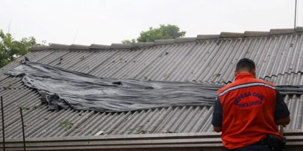 Quase 60 mil m² de lonas foram distribuídos na cidade