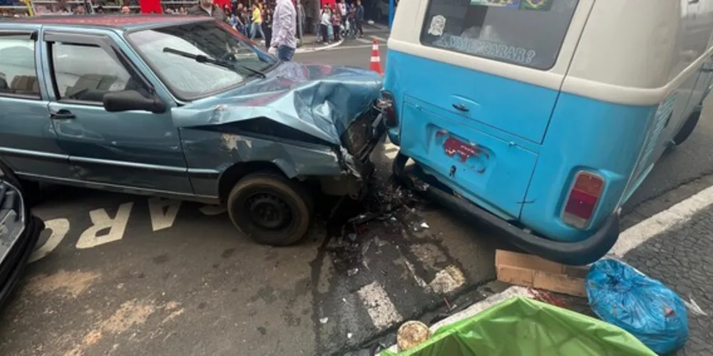 Fiat Uno teria atropelado duas pessoas e colidido contra outros dois veículos