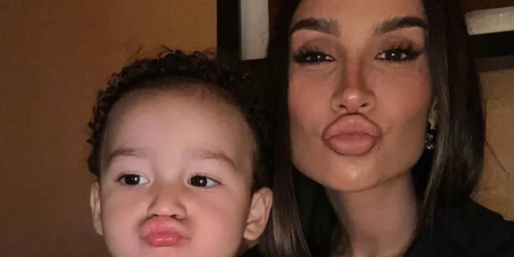 O veículo em que ela estava com o filho de 2 anos e outras duas pessoas colidiu com uma árvore
