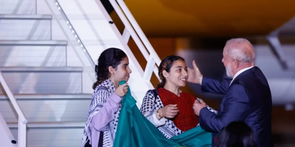 O grupo de resgatados tem 22 brasileiros de nascimento e 10 palestinos