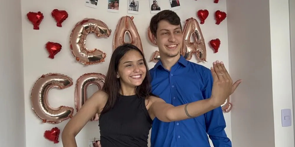Jovens celebraram o pedido de casamento nesta quarta-feira (25)