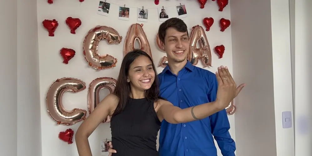 Jovens celebraram o pedido de casamento nesta quarta-feira (25)