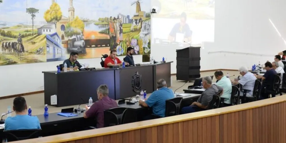 Durante a sessão foram apresentados em pauta requerimentos, indicações e projetos de lei