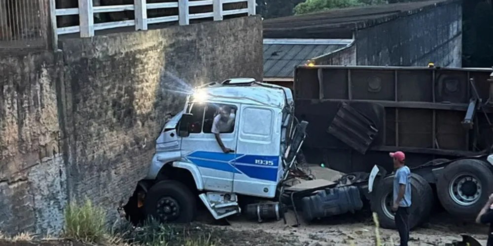 Acidente aconteceu no sentido Curitiba da rodovia; cabine ficou destruída