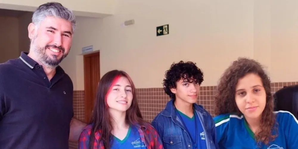 Prefeito Renan Romanichen com os alunos que farão intercâmbio