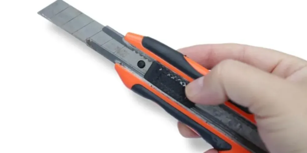 Suspeita utilizou um estilete para ferir o pescoço da vítima