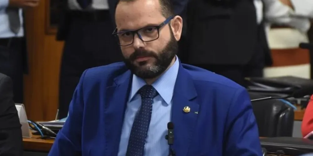 Antes, o senador dirigia um Jeep Compass, cujo aluguel mensal saía por R$ 6 mil