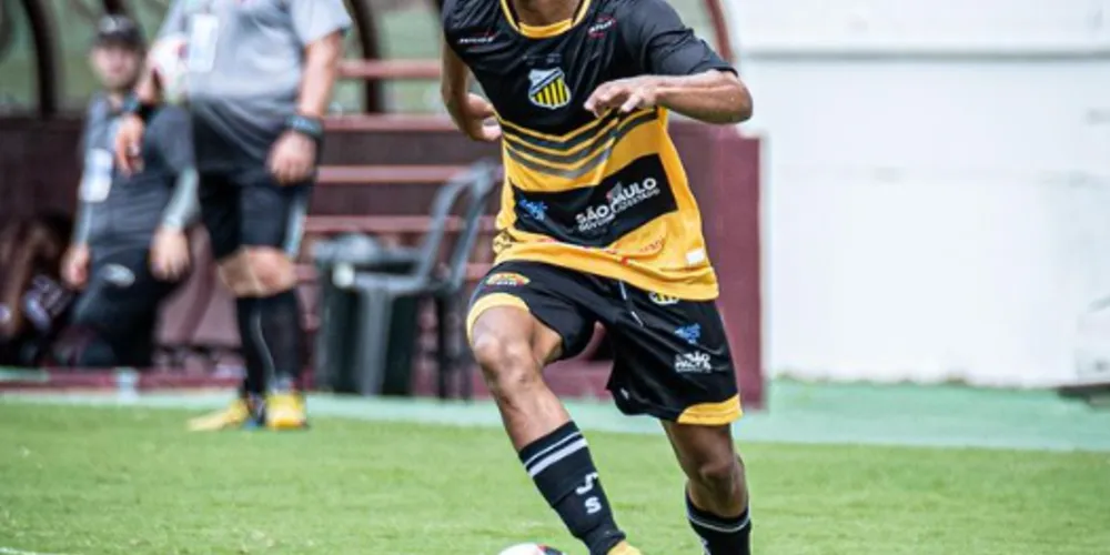 Renan tem 17 anos e atua como atacante