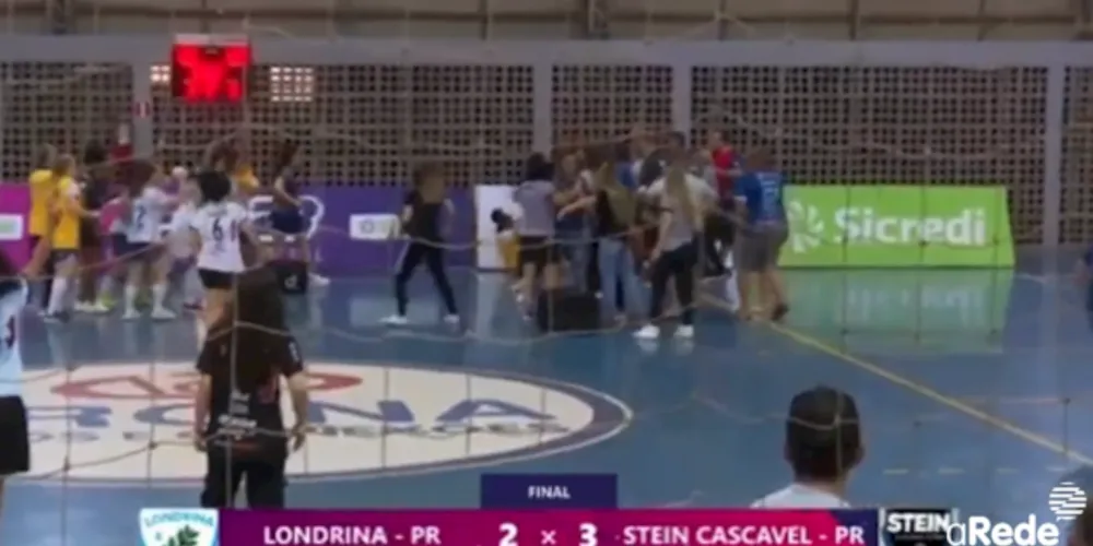 Confira o momento da confusão no vídeo