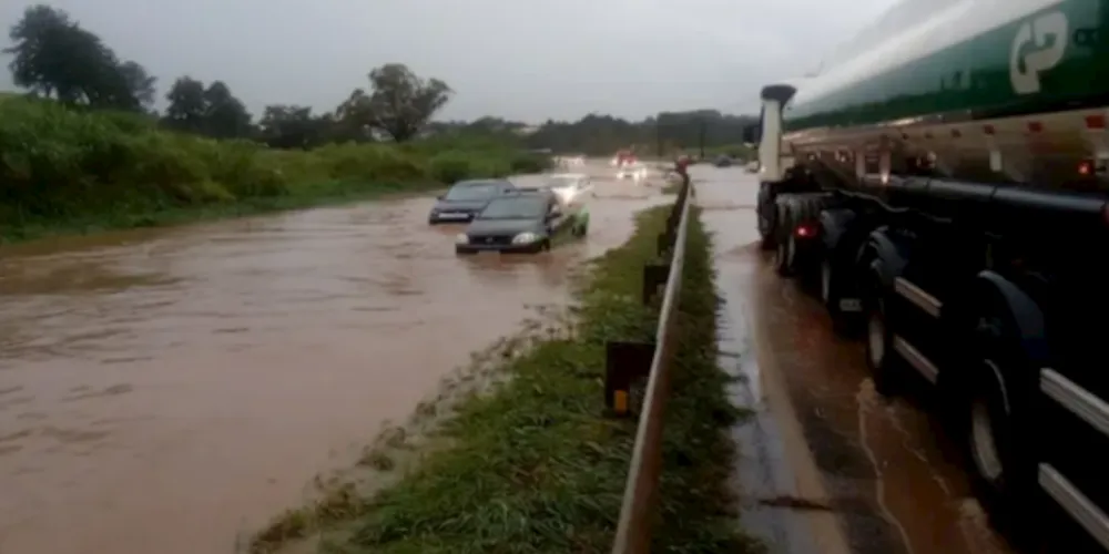 Rio voltou a subir e interditar a via em Ponta Grossa