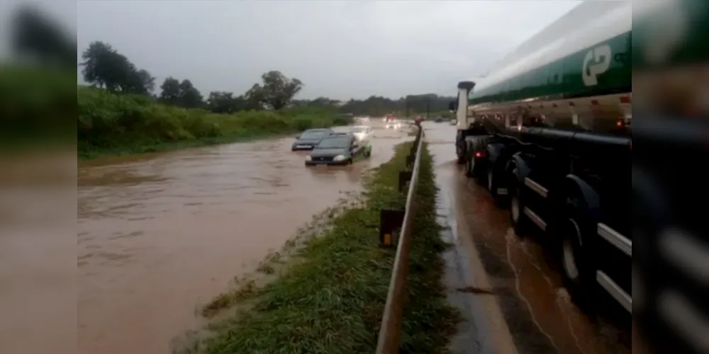 Rio voltou a subir e interditar a via em Ponta Grossa