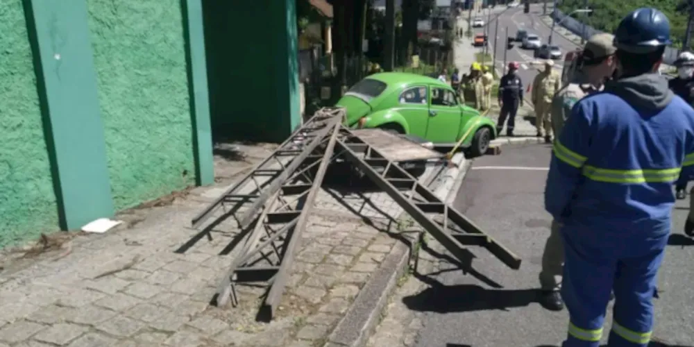 Acidente aconteceu no Pilarzinho, na manhã deste domingo
