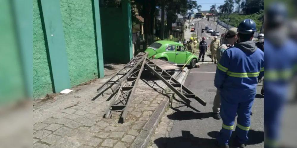 Acidente aconteceu no Pilarzinho, na manhã deste domingo