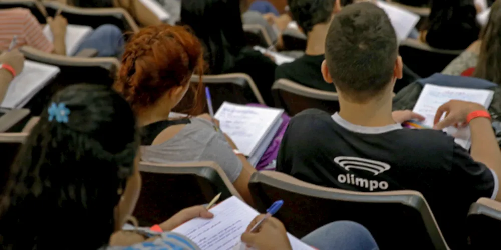 A prova começou às 13h30 e o horário de término é 19h (horário de Brasília)